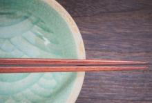 变色筷子别再用 闻一闻看一看辨别筷子过期没